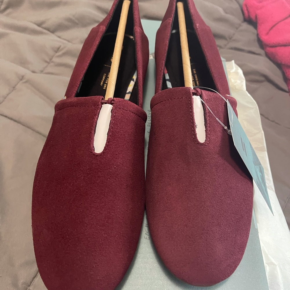 Unworn loafer style TOMS flats - Picture 6 of 7